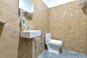 Shower, rainfall showerhead, free toiletries, towels