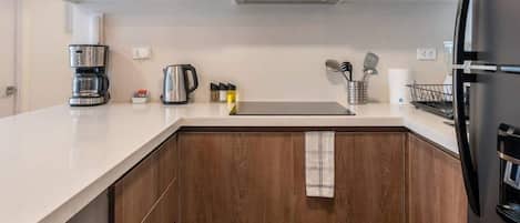 Coffee/tea maker, fridge, microwave, stovetop