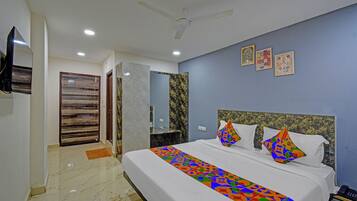 Egyptian cotton sheets, premium bedding, in-room safe, free WiFi