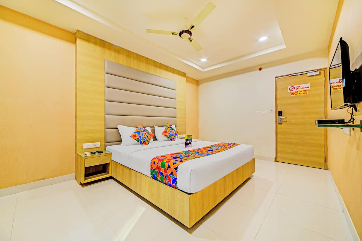 Egyptian cotton sheets, premium bedding, in-room safe, free WiFi