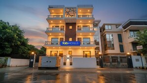 Un immeuble à plusieurs étages sur lequel on peut lire l’inscription « Tab Hotels ».