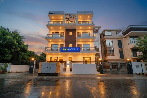 Un edificio de varios pisos con un letrero que dice "Tab Hotels".