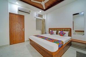 Executive Room | Egyptian cotton sheets, premium bedding, in-room safe, free WiFi - Fabhotel Prathma (Bhopal)