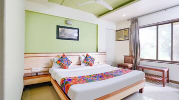 Deluxe Room | Egyptian cotton sheets, premium bedding, in-room safe, desk