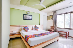 Deluxe Room | Egyptian cotton sheets, premium bedding, in-room safe, desk