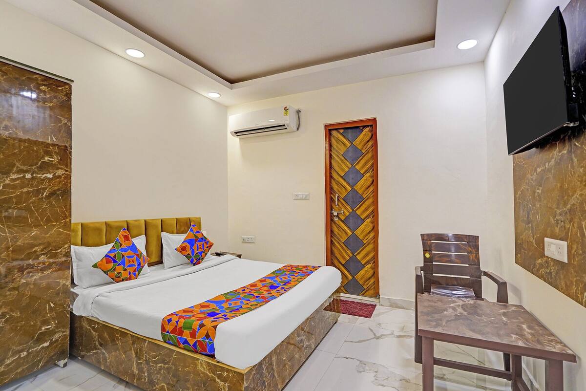 Deluxe Room | Egyptian cotton sheets, premium bedding, in-room safe, desk