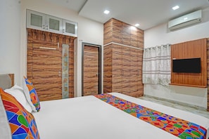Deluxe Room | Egyptian cotton sheets, premium bedding, in-room safe, desk