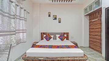 Deluxe Room | Egyptian cotton sheets, premium bedding, in-room safe, desk