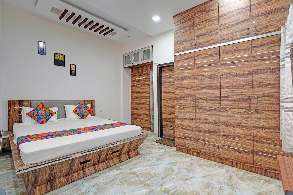 Deluxe Room | Egyptian cotton sheets, premium bedding, in-room safe, desk