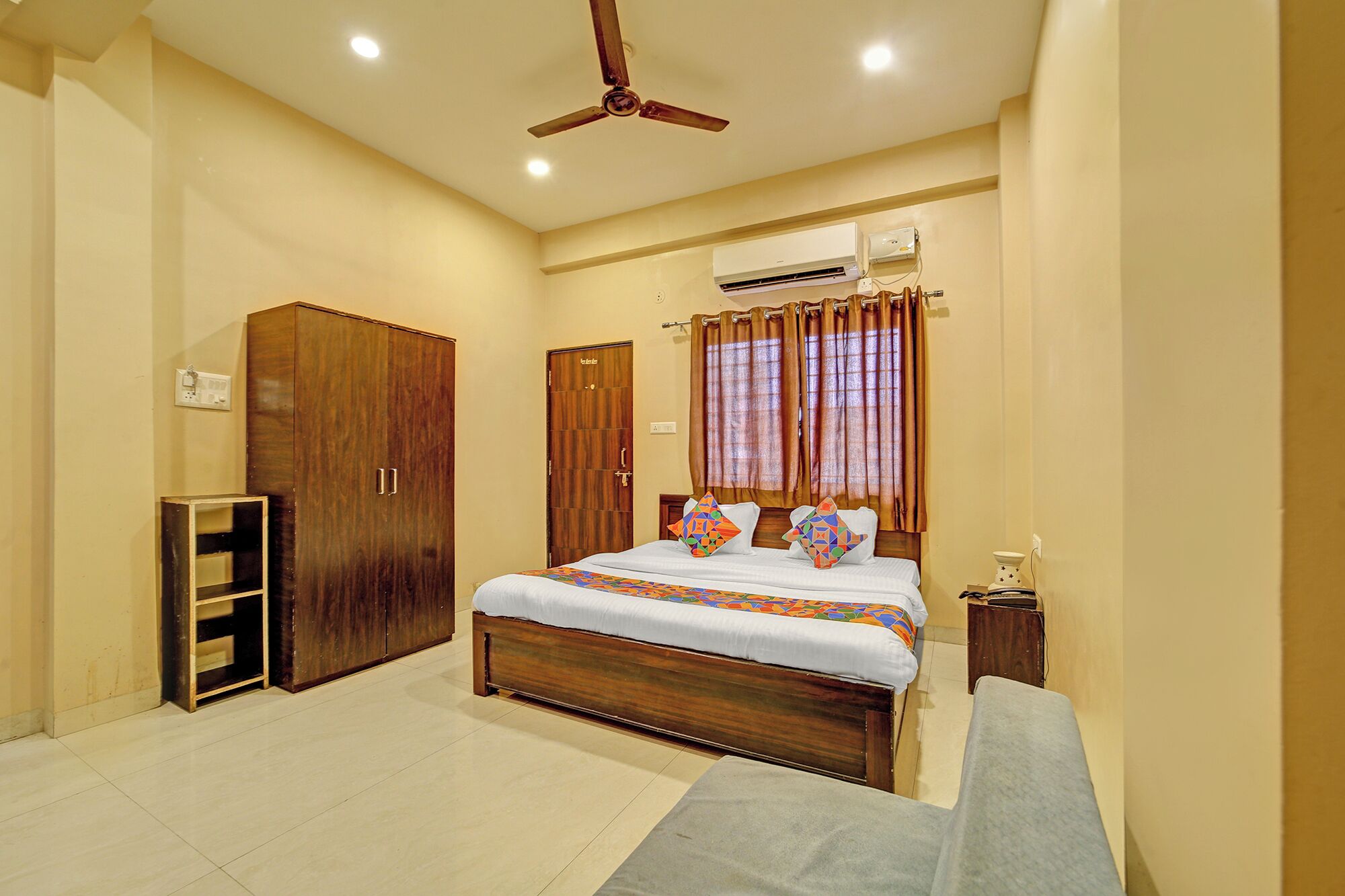 Egyptian cotton sheets, premium bedding, in-room safe, desk