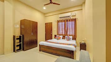 Egyptian cotton sheets, premium bedding, in-room safe, desk