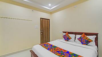 Deluxe Room | Egyptian cotton sheets, premium bedding, in-room safe, desk