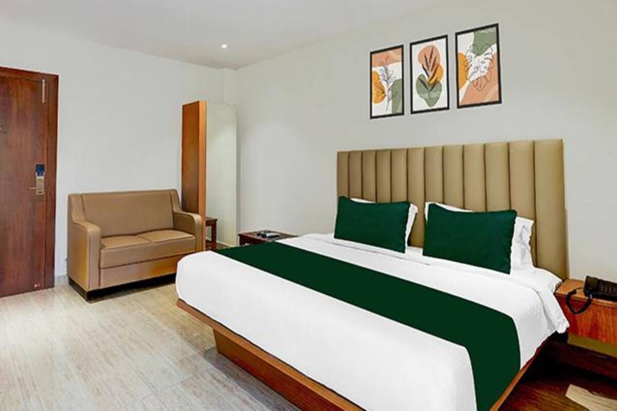 Deluxe Room | Egyptian cotton sheets, premium bedding, in-room safe, desk