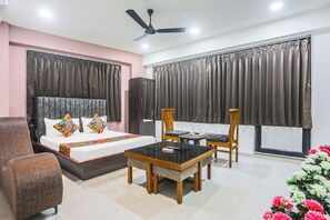 Egyptian cotton sheets, premium bedding, in-room safe, desk - Fabhotel River View (Surat)