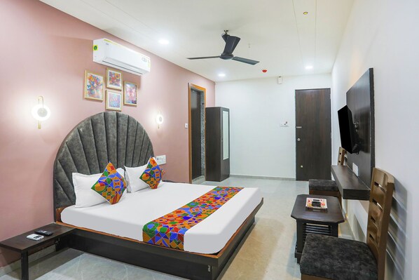 Egyptian cotton sheets, premium bedding, in-room safe, desk - Fabhotel River View (Surat)