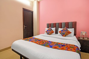 Egyptian cotton sheets, premium bedding, in-room safe, desk - Fabhotel Insight Inn (Lucknow)