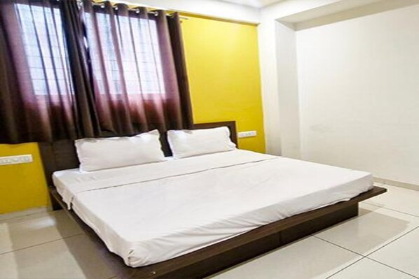 Deluxe Room | Egyptian cotton sheets, premium bedding, in-room safe, desk
