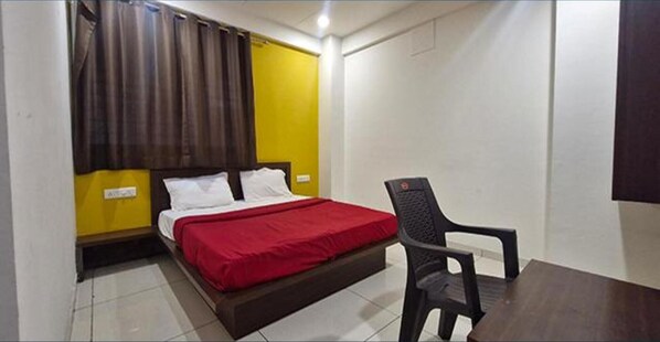 Egyptian cotton sheets, premium bedding, in-room safe, desk