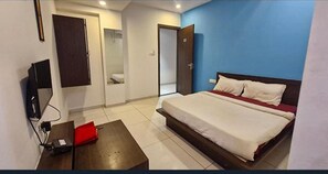 Egyptian cotton sheets, premium bedding, in-room safe, desk