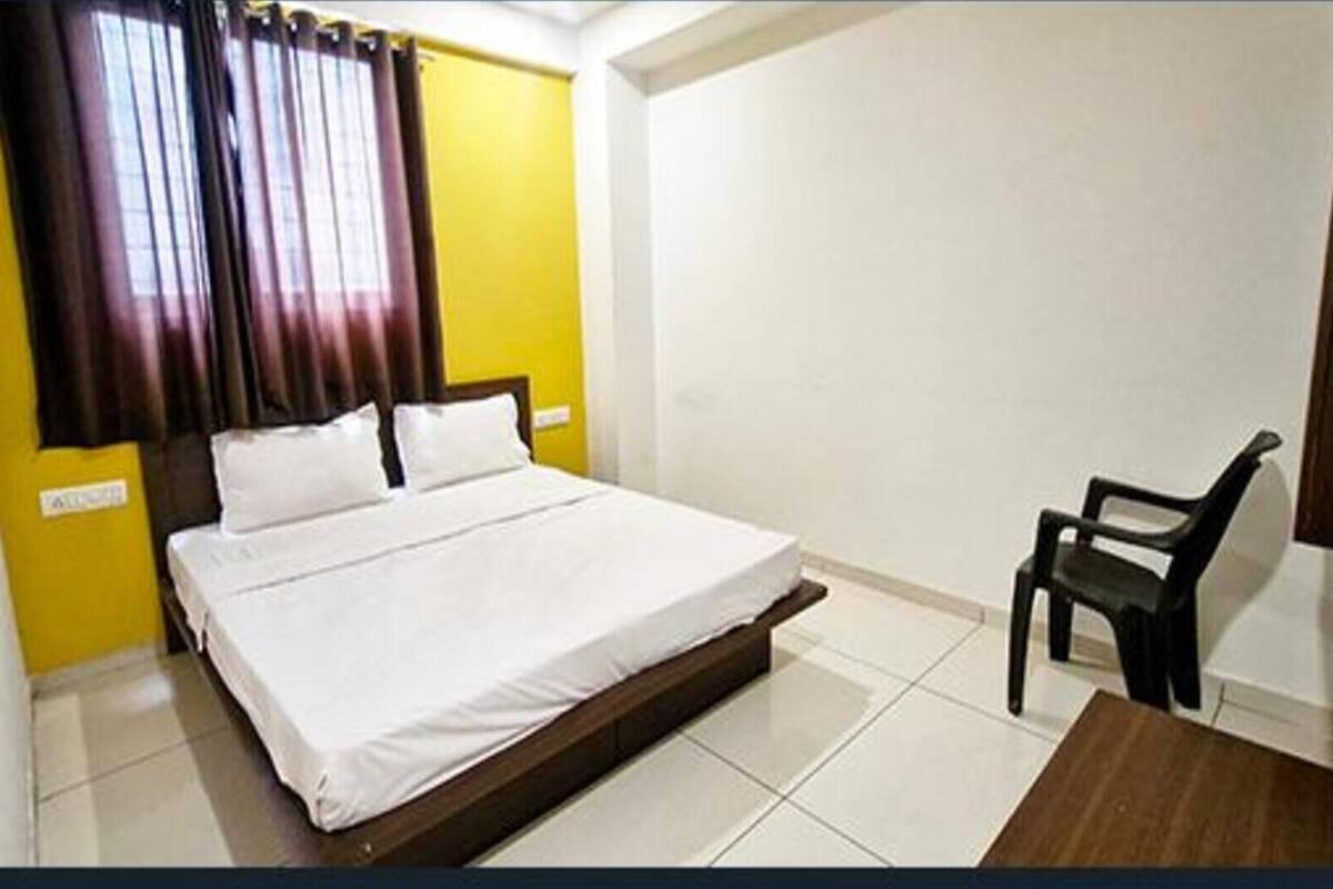 Deluxe Room | Egyptian cotton sheets, premium bedding, in-room safe, desk