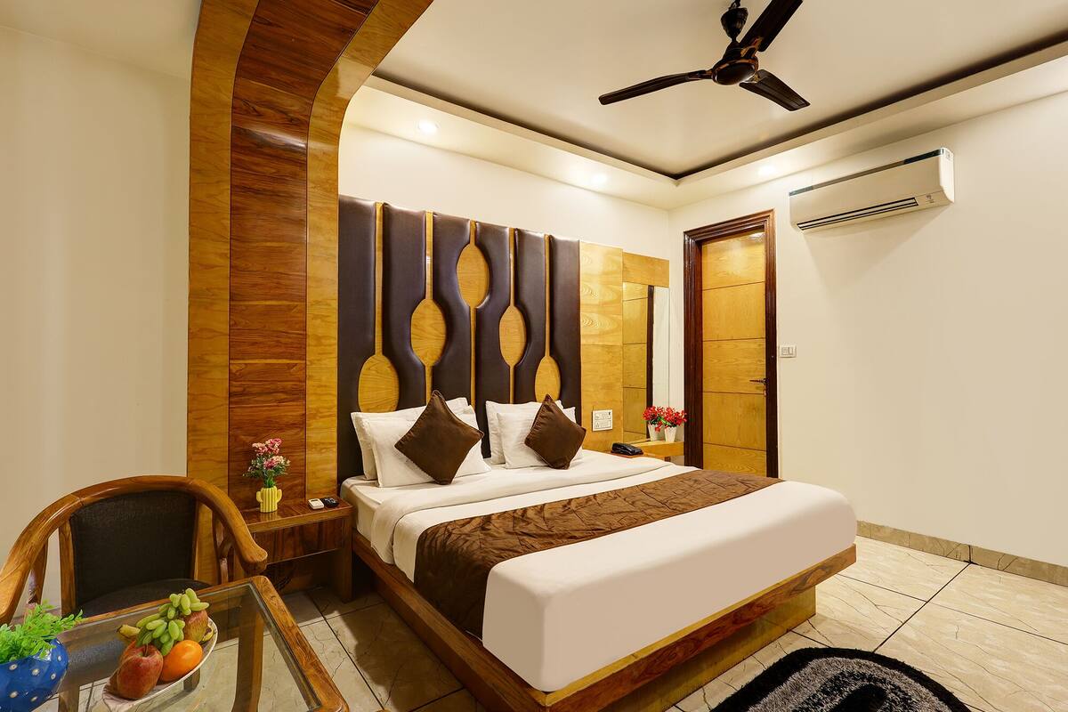 Premium Room | Egyptian cotton sheets, premium bedding, in-room safe, desk