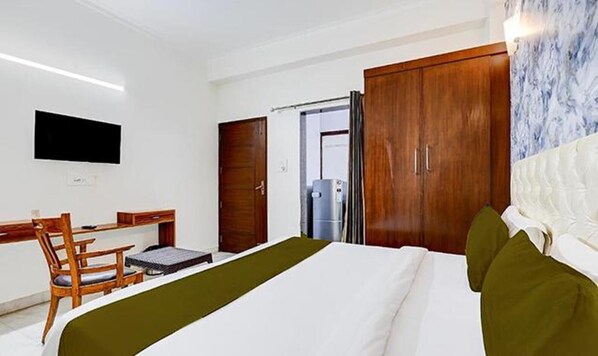 Egyptian cotton sheets, premium bedding, in-room safe, desk