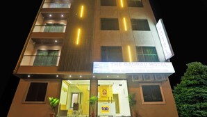 Un hôtel dont la façade porte une enseigne indiquant « The Argal Hotel » et « Fab Hotels ».