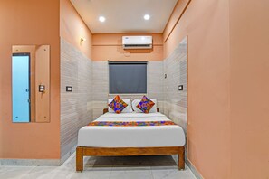 Egyptian cotton sheets, premium bedding, in-room safe, free WiFi - Fabhotel The Ax Inn (Kolkata)