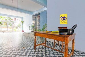 Reception - Fabhotel The Ax Inn (Kolkata)