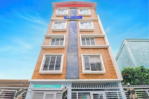 Vista frontal de la propiedad