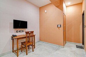 Egyptian cotton sheets, premium bedding, in-room safe, free WiFi - Fabhotel The Ax Inn (Kolkata)