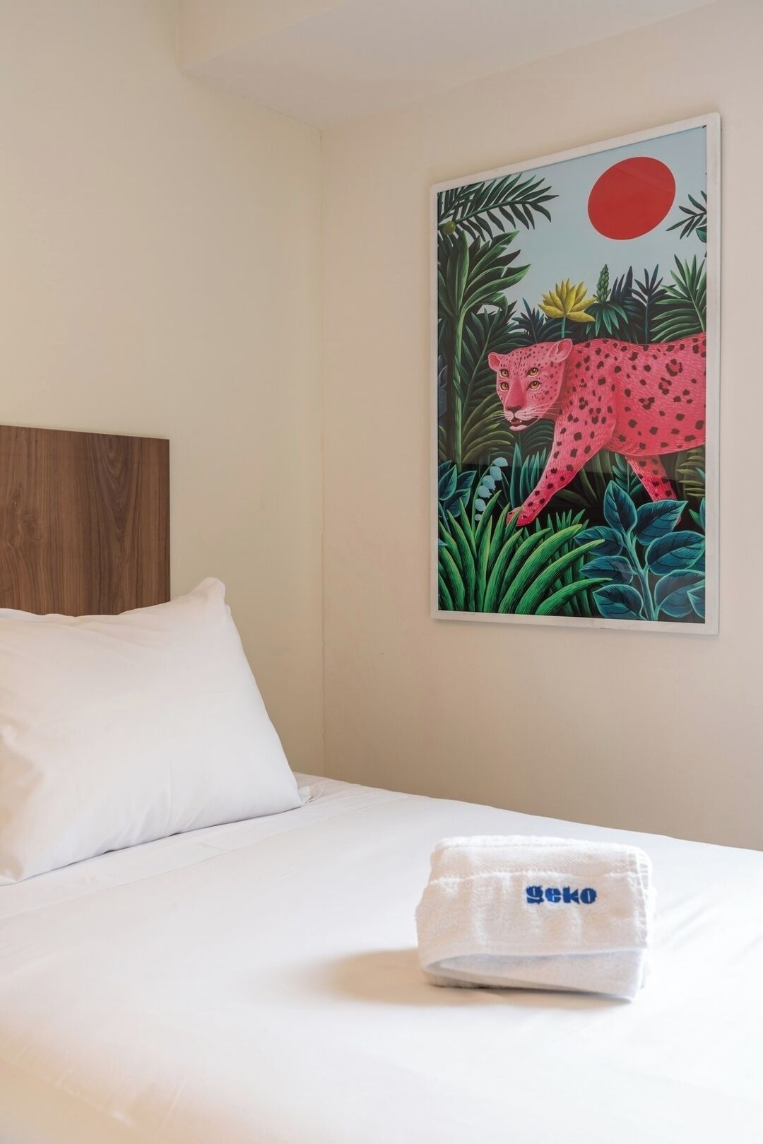 Tabla de planchar con plancha, wifi gratis, ropa de cama