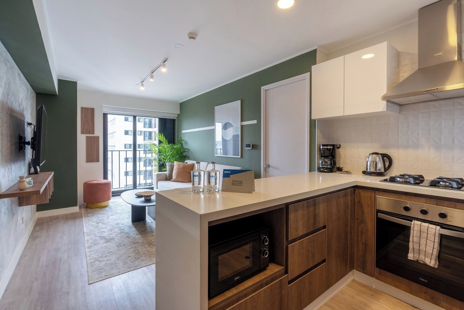 Réfrigérateur, micro-ondes, plaque de cuisson, cafetière/bouilloire