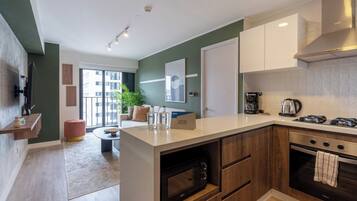 Réfrigérateur, micro-ondes, plaque de cuisson, cafetiÚre/bouilloire