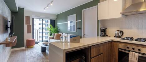 Réfrigérateur, micro-ondes, plaque de cuisson, cafetière/bouilloire