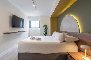 Tabla de planchar con plancha, wifi gratis y ropa de cama 