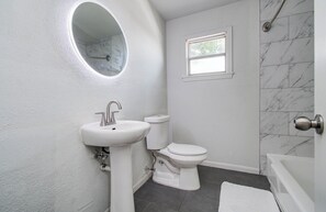 Serviettes fournies, savon, papier de toilette