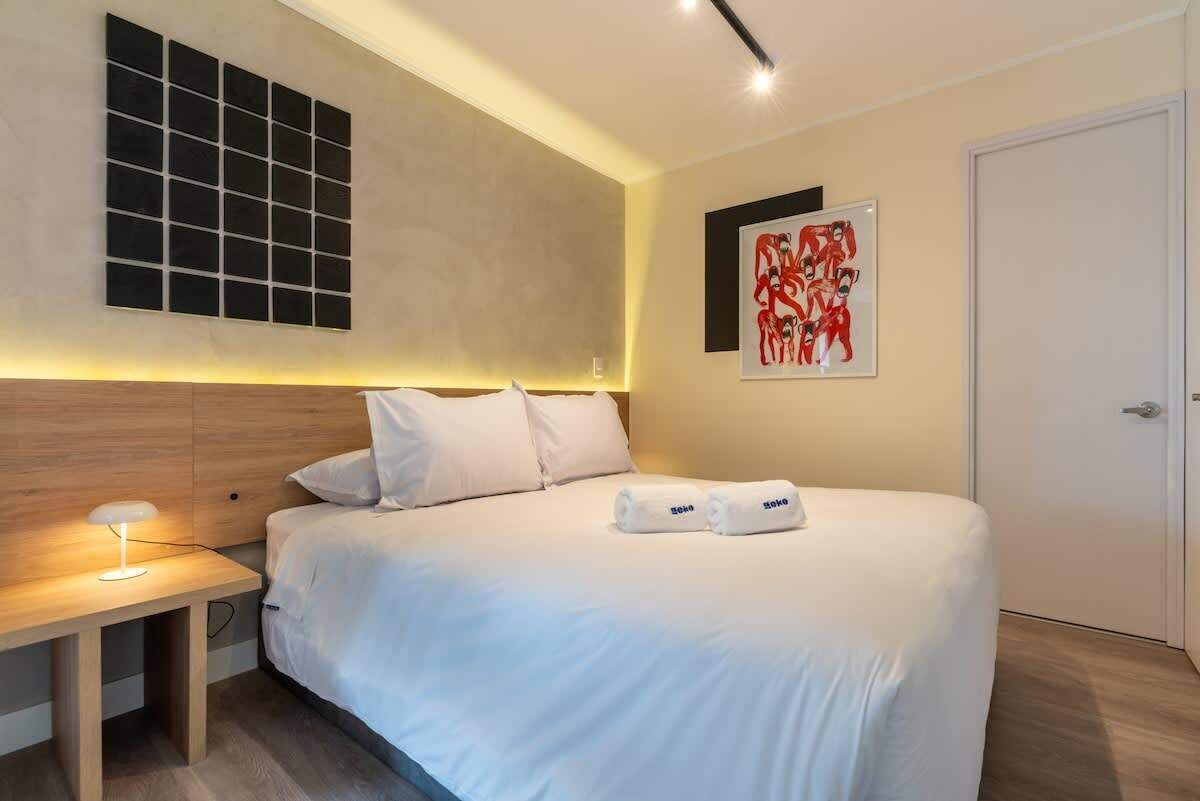 1 habitación, tabla de planchar con plancha y cuna de viaje 