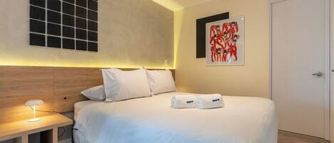 1 habitación, tabla de planchar con plancha y cuna de viaje