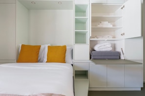 Iron/ironing board, WiFi, bed sheets