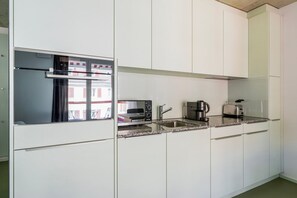 Frigorifero, microonde, forno, piano cottura