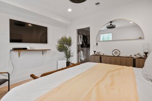 3 bedrooms, desk, iron/ironing board, free WiFi