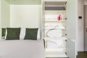 Iron/ironing board, WiFi, bed sheets