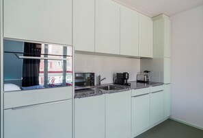 Jääkaappi, mikroaaltouuni, uuni, liesi