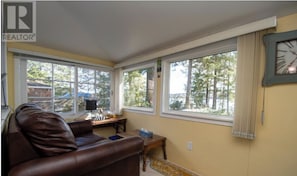 Smart TV, fireplace, DVD player, books - Cozy, Modern Year-Round Lakefront Cottage with 100ft Shoreline and Stunning View (Lakefield)