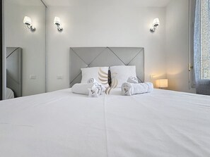 Unclassified image, 4 of 34, button