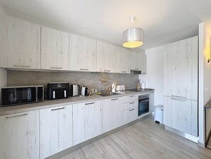 Unclassified image, 5 of 34, button