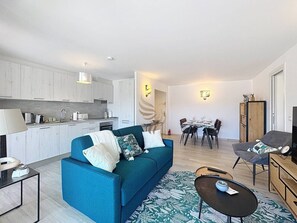 Unclassified image, 2 of 34, button