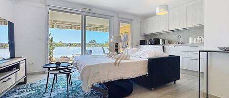 Tabla de planchar con plancha, wifi y ropa de cama