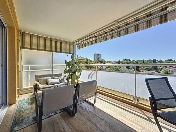 Unclassified image, 1 of 34, button